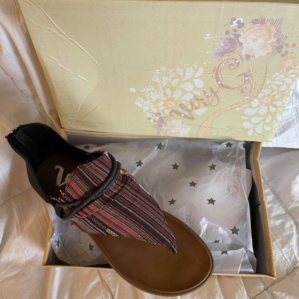 Very G Black and Pattern Sandals size 8